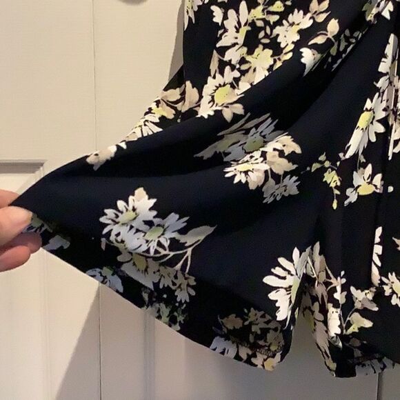 LE CHATEAU V-NECK NAVY BLUE OVERSIZED TIE WAIST ROMPER SIZE S NWOT - Picture 8 of 15